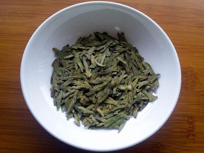 Thé organique mis en sac de puits de dragon de thé vert avec la feuille de thé fraîche de forme incurvée