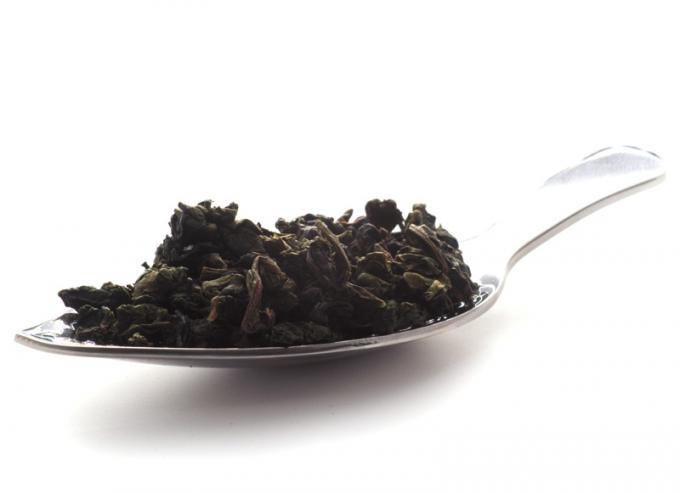Thé frais fait main de Kuan Yin de thé d'Oolong de Chinois avec les restes vert clair et tendres