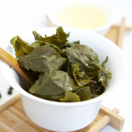 Le thé fabriqué à la main de Kuan Yin de Ti de thé d'Oolong de Chinois avec le glaçage léger de Frost apparaît