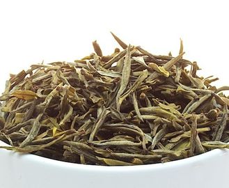 Chine Thé vert de montagne jaune vert d'émeraude, crête jaune de fourrure de montagne de feuilles de thé tendres fournisseur