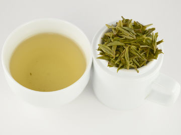 Chine Thé organique mis en sac de puits de dragon de thé vert avec la feuille de thé fraîche de forme incurvée fournisseur