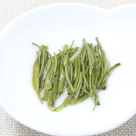 Chine Thé de Xinyangmaojian de province de Henan, feuilles de thé vertes fraîches légèrement vert-foncé fournisseur