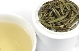 Chine Thé blanc d&#039;aiguille argentée anti-vieillissement, thé argenté organique d&#039;aiguille pour les os forts usine