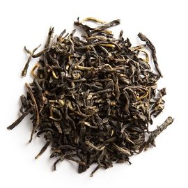 Urinez sans à-coup l'amende organique de thé noir et l'offrez avec la saveur élevée et mûre